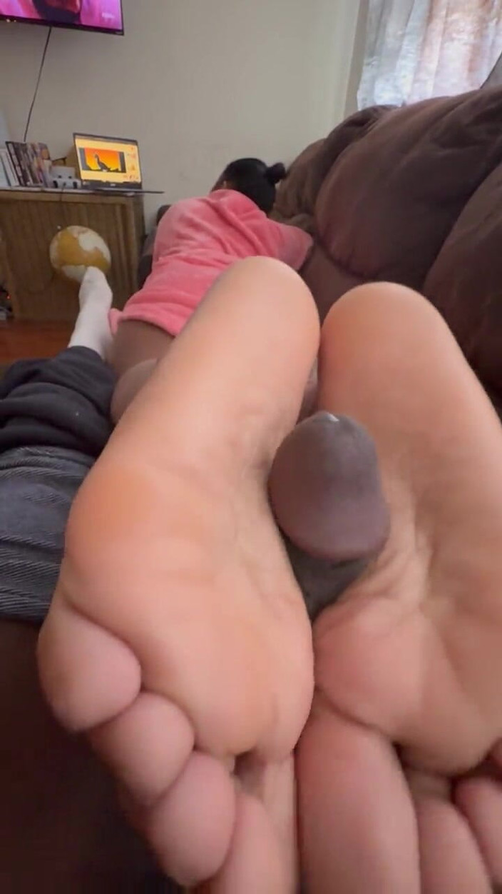 JOHTSRVA: Ngentot footjob kaki hitamnya yang seksi sampai muncrat