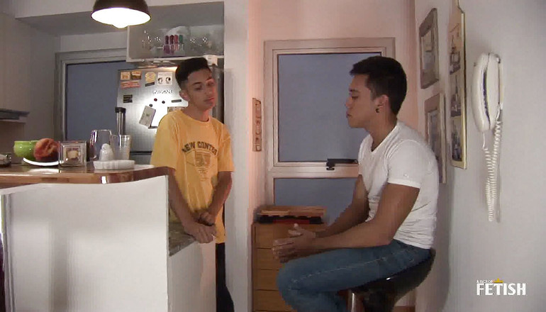 Gay Diaries: Gay mengongkek pantat kawannya di dapur selepas minum jus