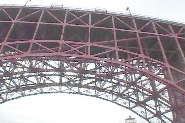 Perv Milfs n Teens: 小柄な女の子が毛むくじゃらのオマンコを犯され、濡れた汁が彼女の毛むくじゃらの髪に滴り落ちる