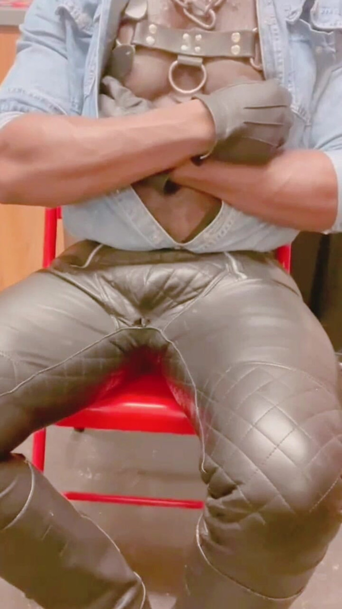 Black mature kinky muscle: Un beau-père musclé en cuir joue en solo