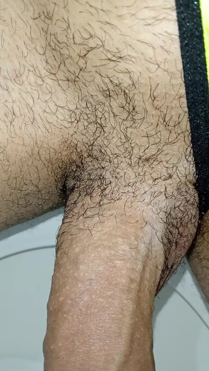 Rey rey: 털이 무성한 자지, 거의 잡힌 공중 화장실에서 자위, 털이 무성한 게이