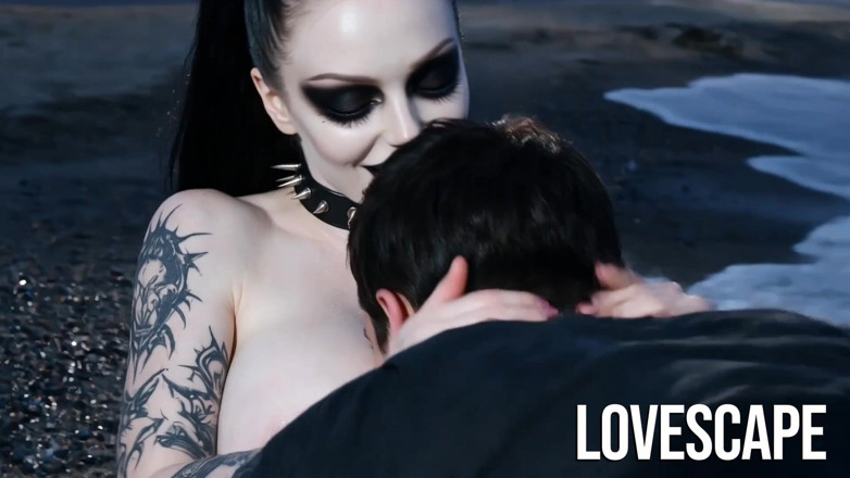 Lovescape: Грудаста гот грубо на Icy Beach (ai)