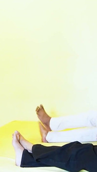 Une indienne desi sexy appelle ses deux mecs qui profitent de son histoire de trio hardcore