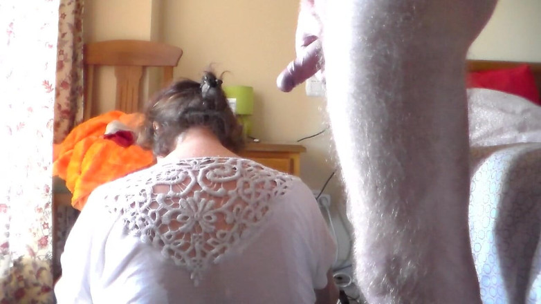 Sex hub couple: John is peeing all over Jens neck
