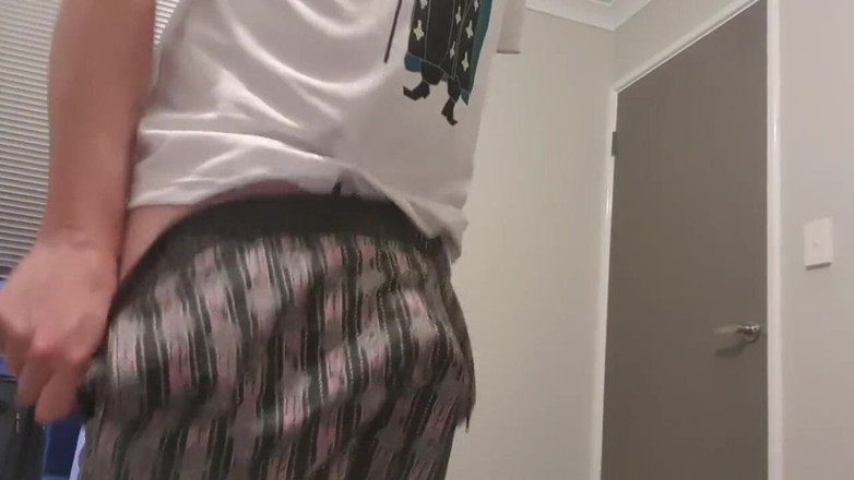 Uncut Aussie: ノーカットオーストラリアは彼のハードコックを明らかに