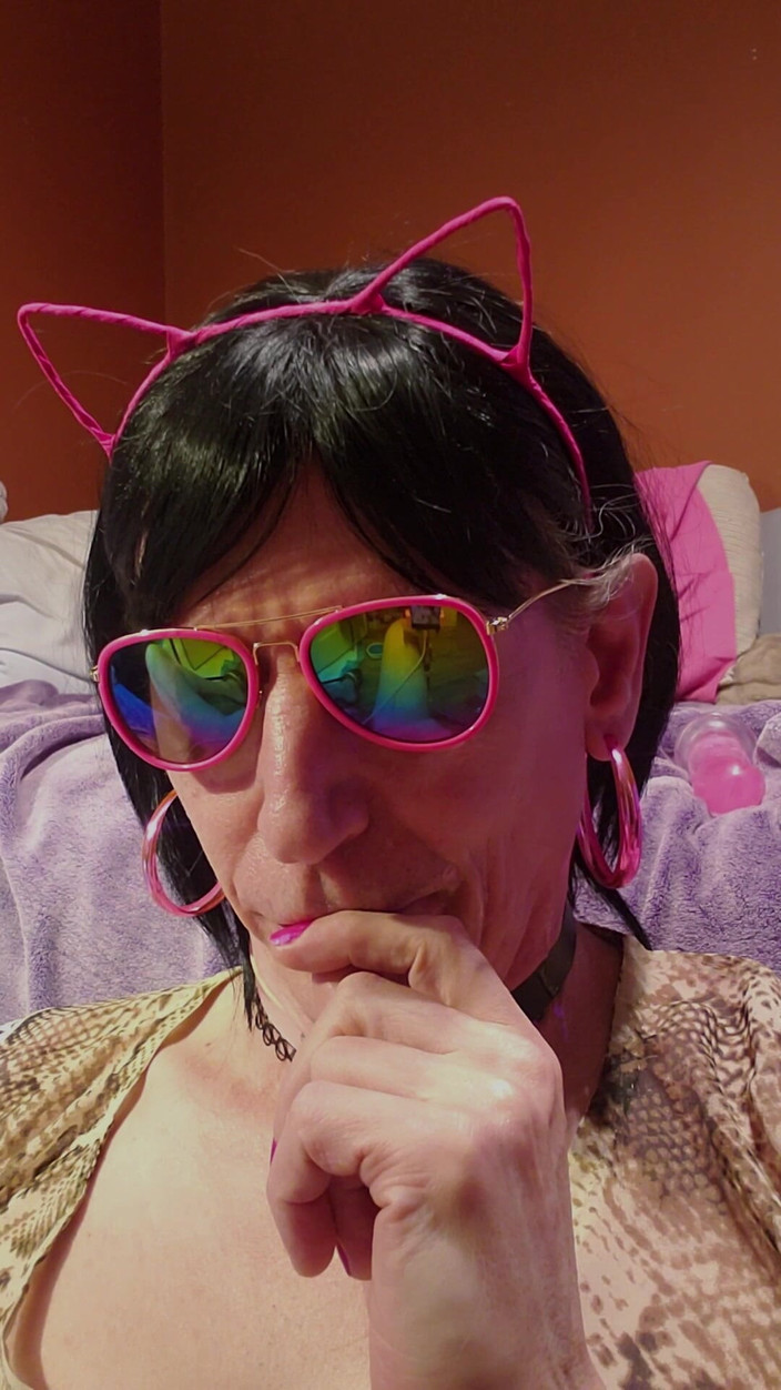 Daphne Desire: Cumslut Daphne Wylewa Spermę Na Usta Ze Szklanki I Ściera Ją