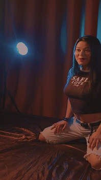 Đại lý giả mạo, người mẫu trong khi chụp ảnh khỏa thân của cô ấy