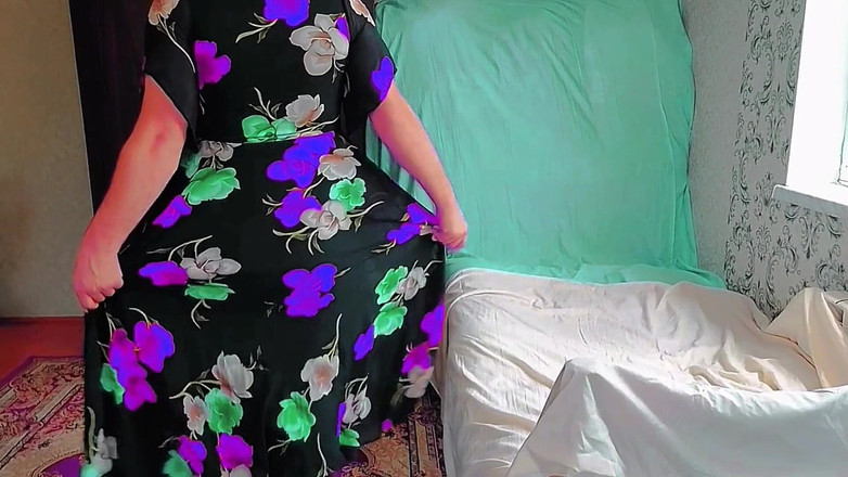 Kitty_Cross: 顽皮的娘娘腔从花式瓷杯中喝茶