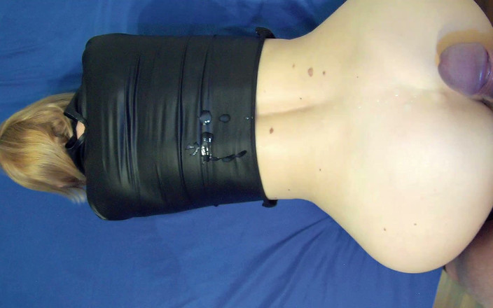 Leather Addict: 紧身皮紧身裤的金发宝贝被后入