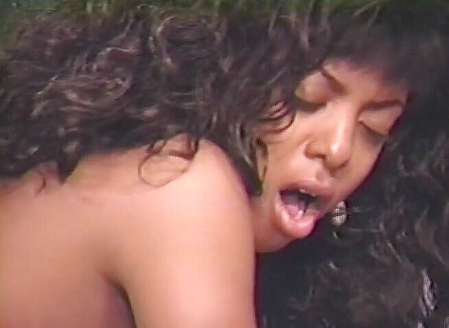 Black Jass: Fantastische zwarte babe pijpt en berijdt grote zwarte lul