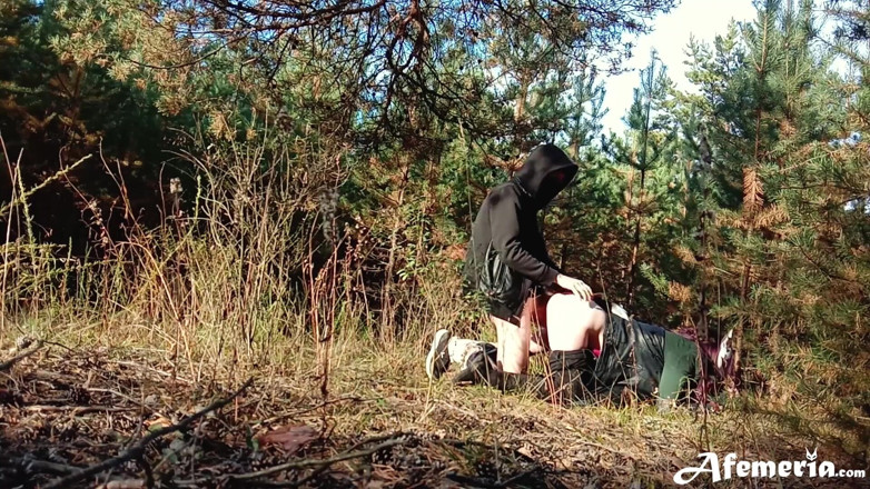 Afemeria: Novia sensual chupando polla y perrito follando en el bosque