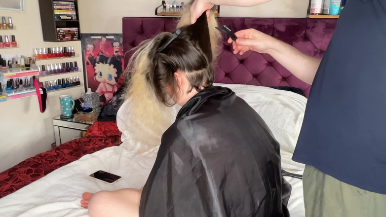 MissFFW: Дві жінки й чоловік , її підстрижену освіжають за допомогою гоління кліпера