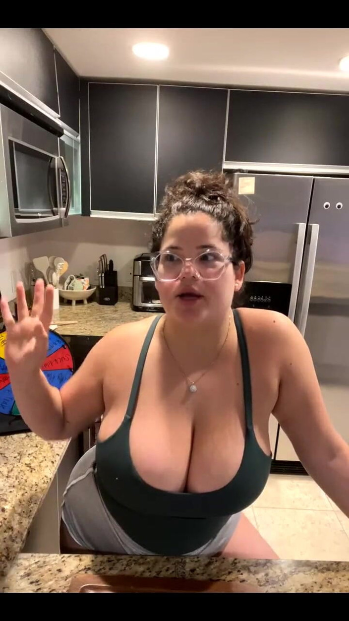 Dani Valentina: Live Stream với Dani Valentina