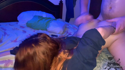 WhiteAlejandro: 私の赤毛の義理の娘は彼女の猫にホットミルクを求めます