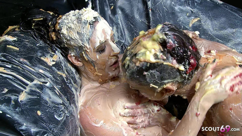 Full porn collection: Latina Teen si rozmazává nejlepší kamarádku dortem a masturbuje její...