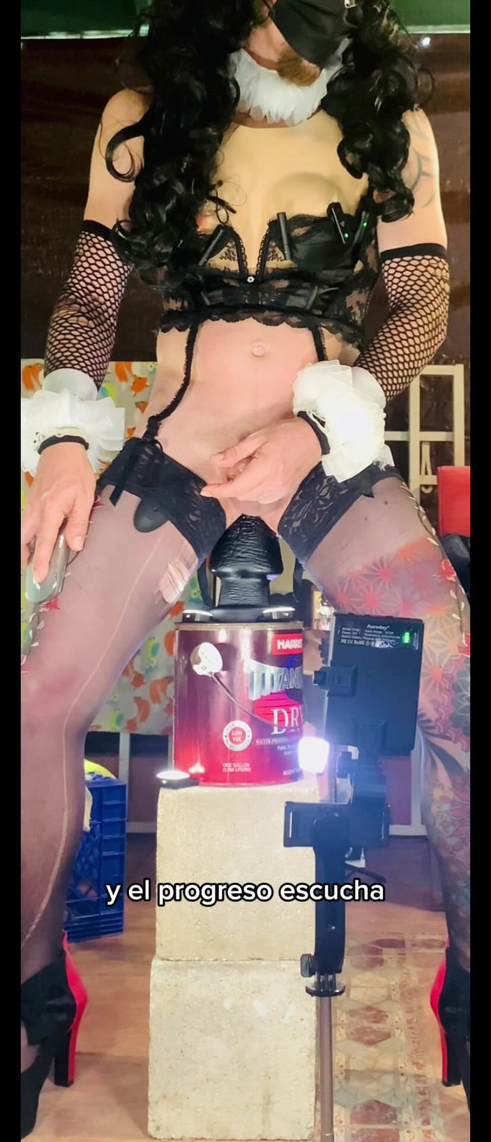 Benito414: Femboy sexy en lencería montando un gran consolador negro