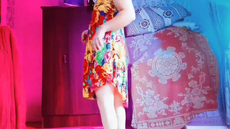 Kitty_Cross: Söt sissy som visar hårklipp framför spegeln