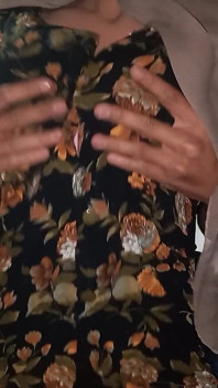Hidžáb dívka měkká prsa mačkat a mokré kouření POV bez obličeje