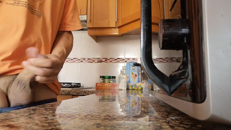 Rafael Torreano: Quay tay và xuất tinh trên quầy bếp