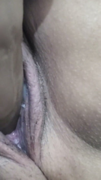 彼は私の膣に夢中です