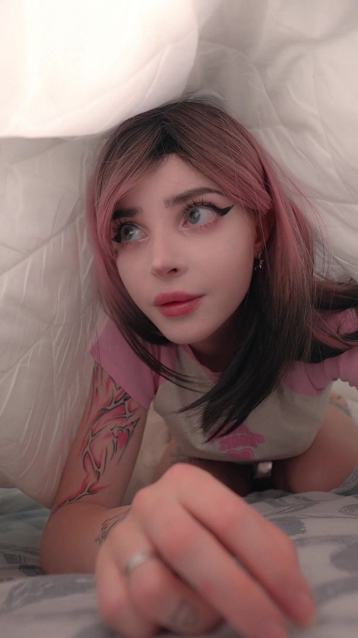 pinkloving: Üvey kız kardeşim seks bebeğim gibi davranıyor ve her ikisine...