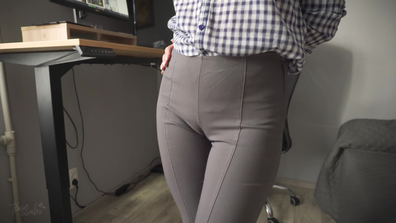 Teasecombo 4K: Une secrétaire coquine vous séduit avec son cameltoe en pantalon...