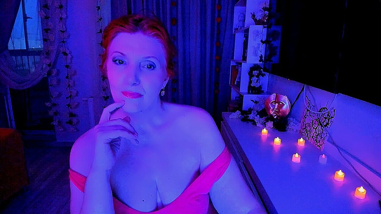 Almaz FireFox: 红发女人在相当的音乐下移动