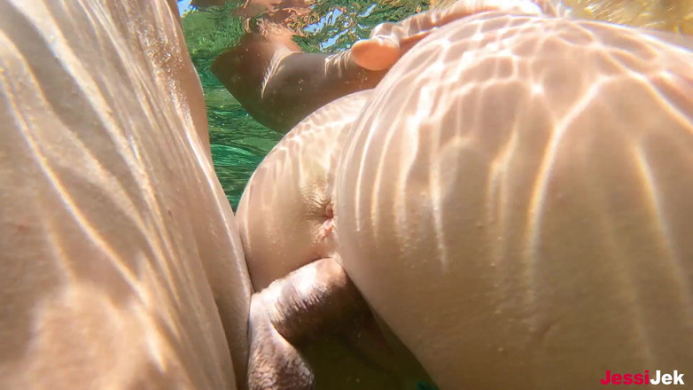 JessiJek: 거유 벌거벗은 모험과 함께하는 놀라운 수중 섹스! 해변 Jessijek에서 야생 애널