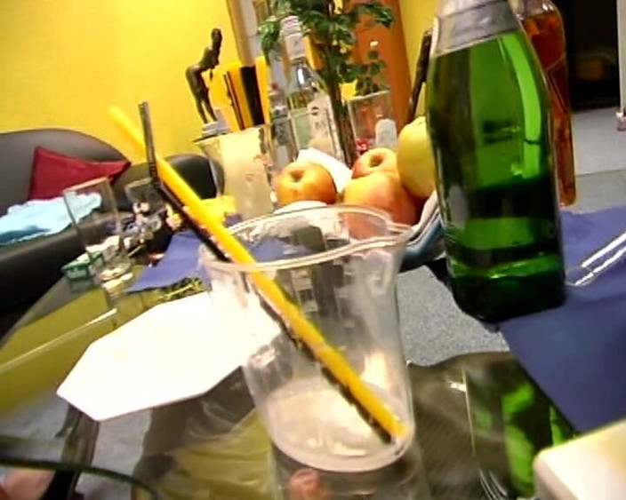 German amateur couples: Bu yaramaz Alman hatun bir partide yarak emmek zorunda