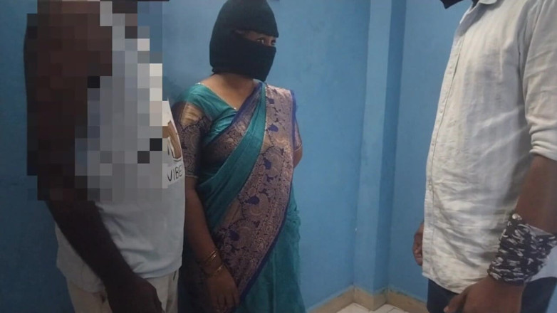 Tamil lesbian: Mi esposa con mi jefe Trío caliente