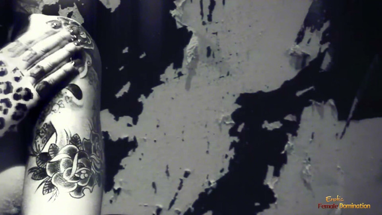 Erotic Female Domination: Jugoso tatuaje en ese gran culo suyo era como un...