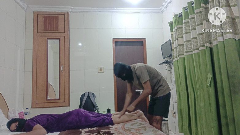 Poojakabir: 滴滴被带到酒店，给她按摩，然后她看着火辣的身体。