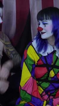 Bts pagliaccio in abito bondage