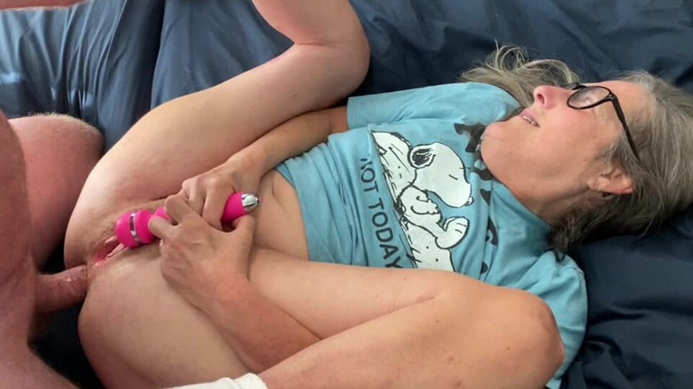 Squirting Senior: 미시 커플의 빠른 후장 섹스