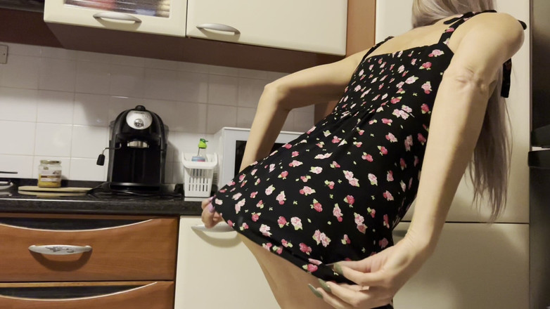 Nofaceblonde: Kongkek ibu tiri di dapur dan pancut ke dalamnya