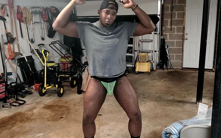 Blkbamaboi73: Pejantan seksi dengan jockstrap jaring hijau menari dan mengayunkan kontol...