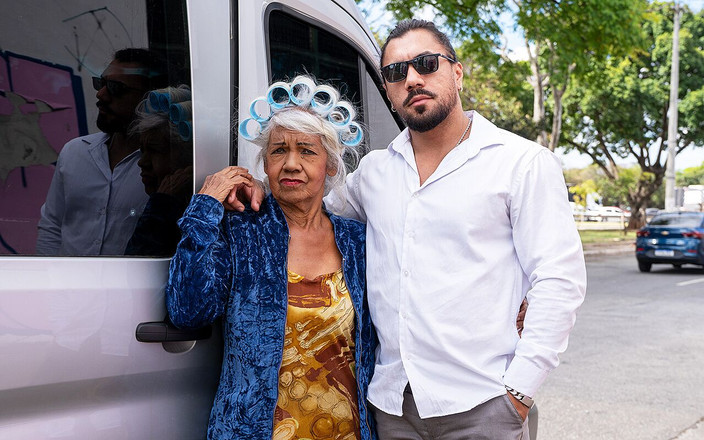 MaturePickup: Avó de 73 anos pega para sexo anal com van