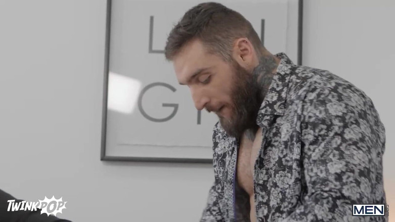 Twink pop studio: トニー・ダンジェロがエレベーターに乗ると、角質の塊フェリックス・フォックスがいたずらな視線を向ける