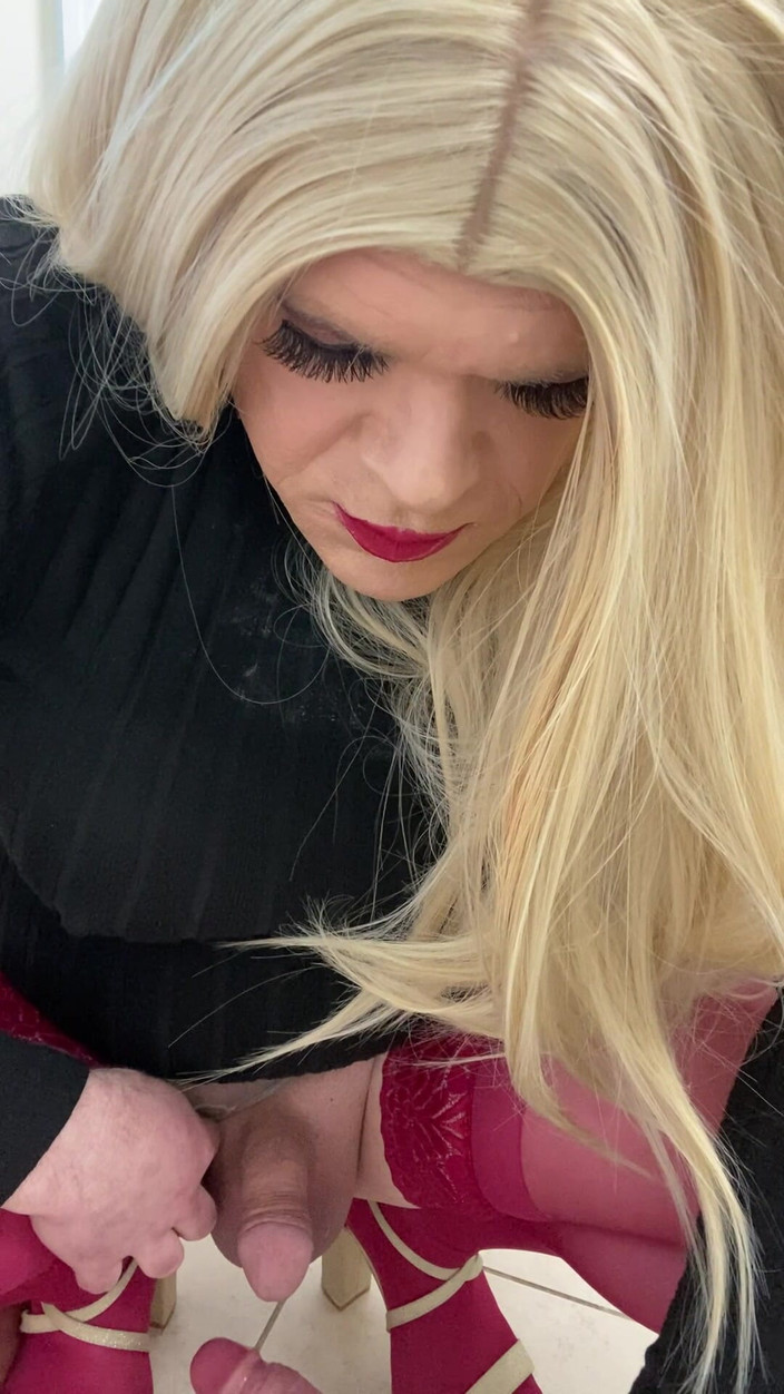 MadisonCD2025: Transsexuală excitată Trans Aproape ejaculează pe o pulă și apoi vorbește...