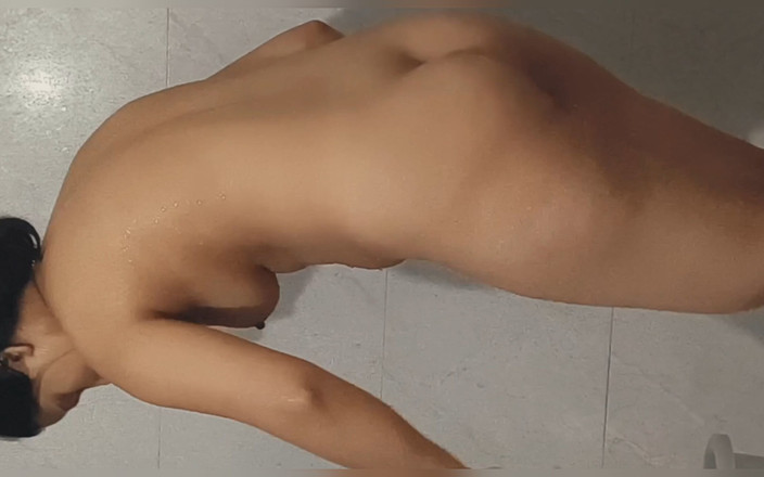 Hot Sis: 在浴室裸体洗澡的饥渴性感