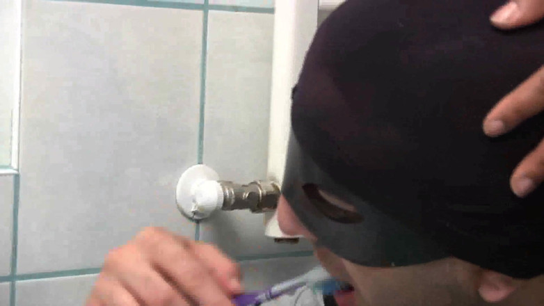 Femdom Austria: Bidet toothbrushing