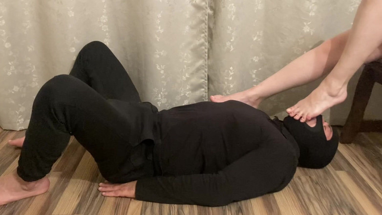 Niki studio: J’utilise un esclave tabouret pour détendre mes pieds