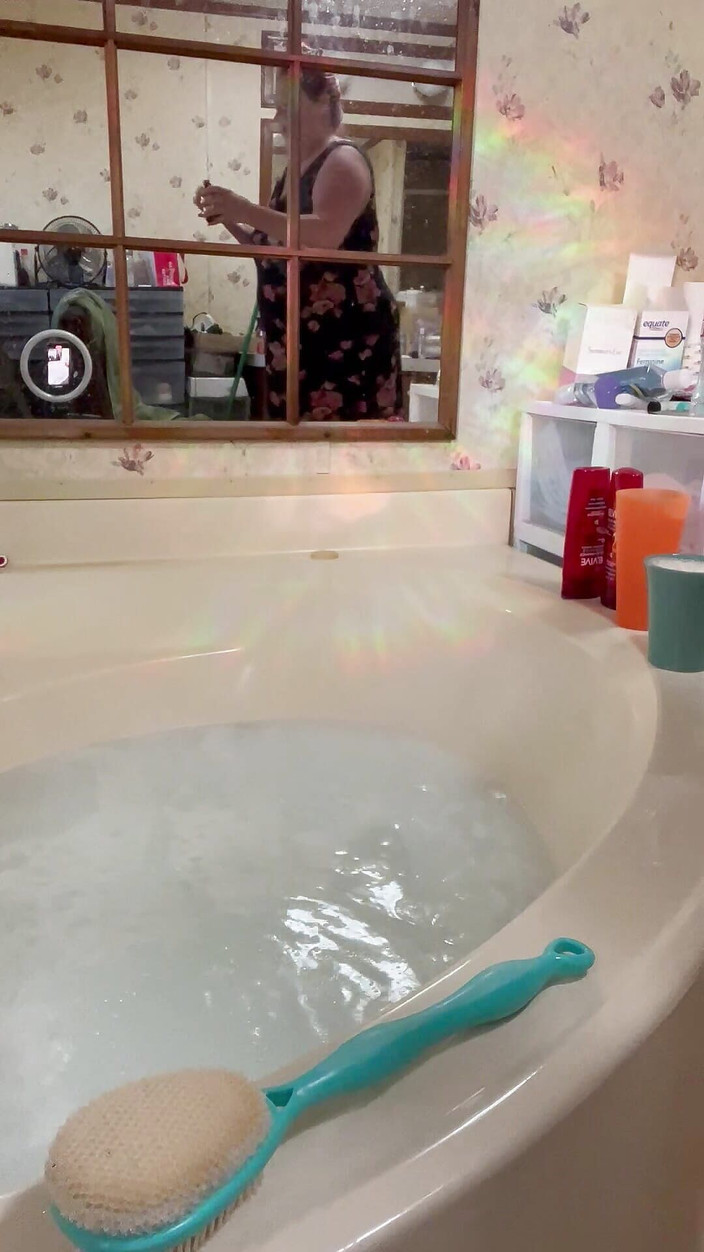 PlayfulRose1: Osamělá koupel a čas na kávu