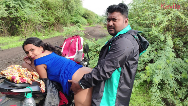 Kavita _zawazawi: Desi indická Marathi Kavita Bhabhi (Vahini) Šukání venku v džungli zezadu s...