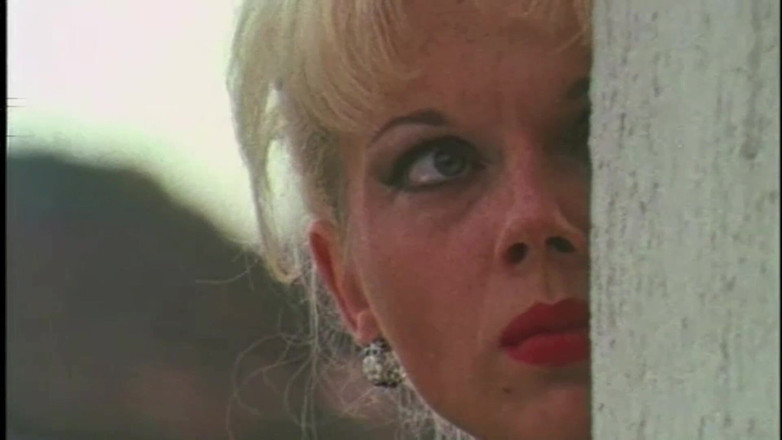 Inthe MILF room: Келли Трамп - королева куколда, обнаруживающая, что его муж трахает другую женщину