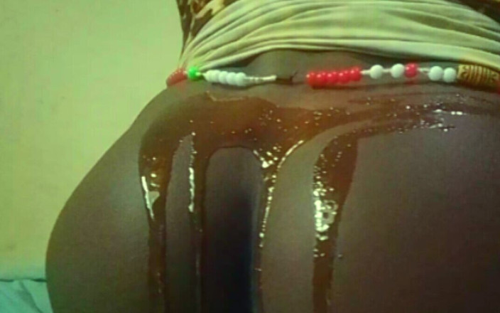 HaitiKing7: Đổ một ít mật ong vào nó trước khi anh ấy đụ nó