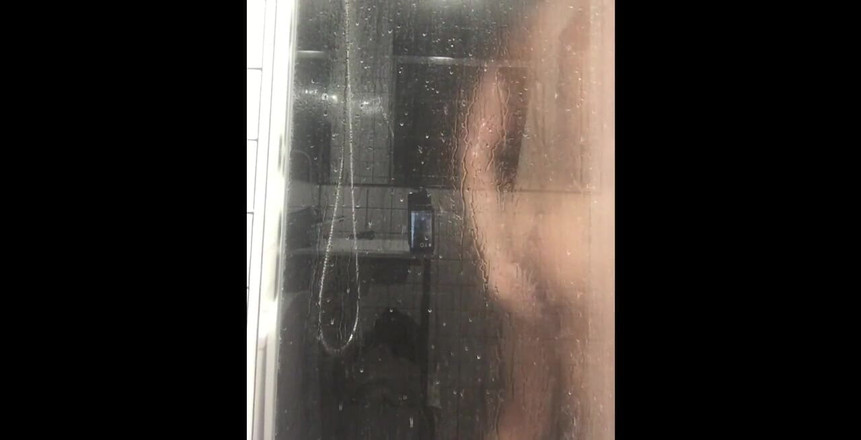 Ffunbutt: Minha bunda ainda estava cheia de lube, então eu tive...