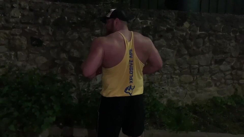 Jack stacked: Efter gym flexar i parkeringshuset