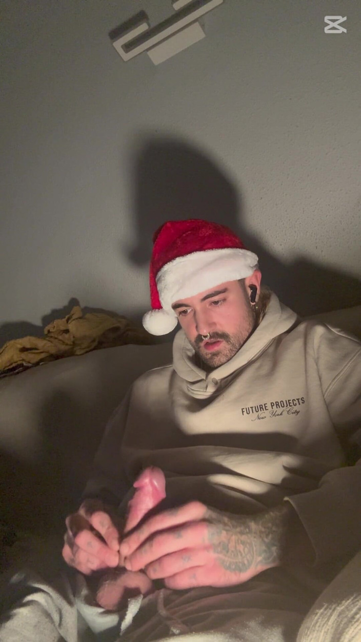 JackSpanish: 圣诞老人回来了，你的克里斯蒂玛的礼物就在他的腿之间