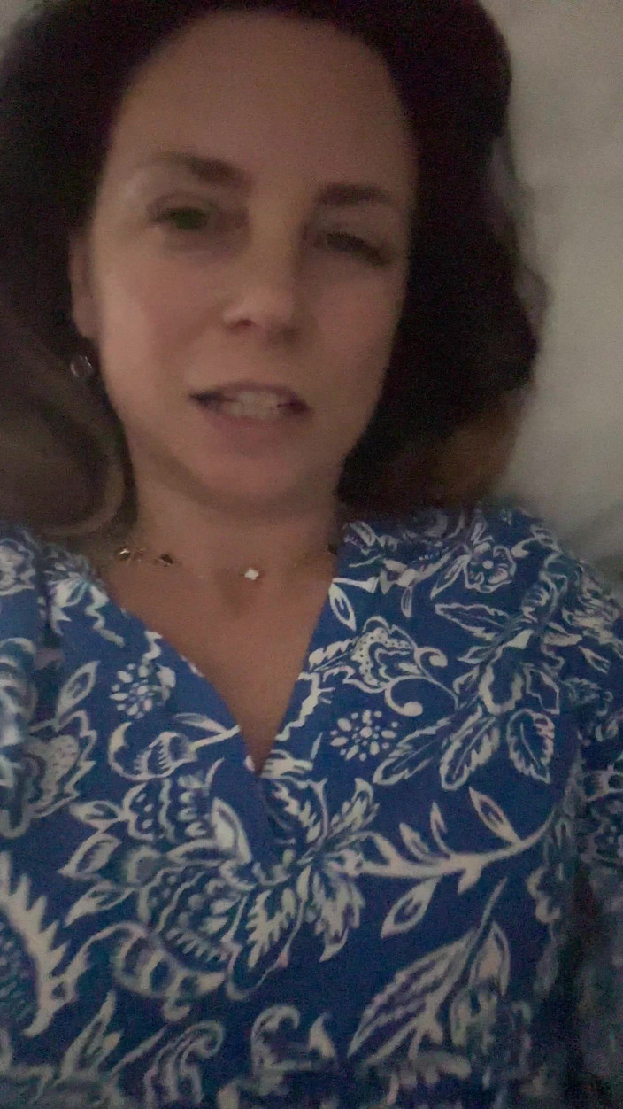 LarisaCum: Aku lagi asik masturbasi memekku sendirian sambil ngusap toketku sendirian!